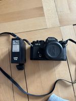 Ricoh KR-5 Spiegelreflexkamera mit Sunpak GX24 Blitz