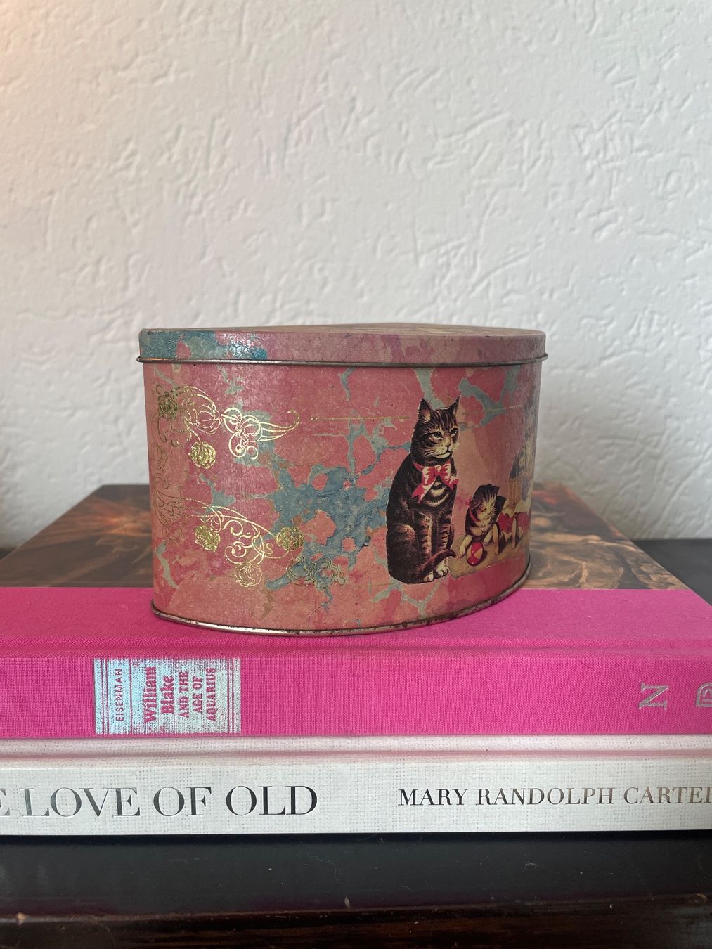 Recipients et similaires: Alte Blechdose mit nostalgischen Motiven Mädchen und Katzen – D'occasion à St. Gallen par Shazzz 1