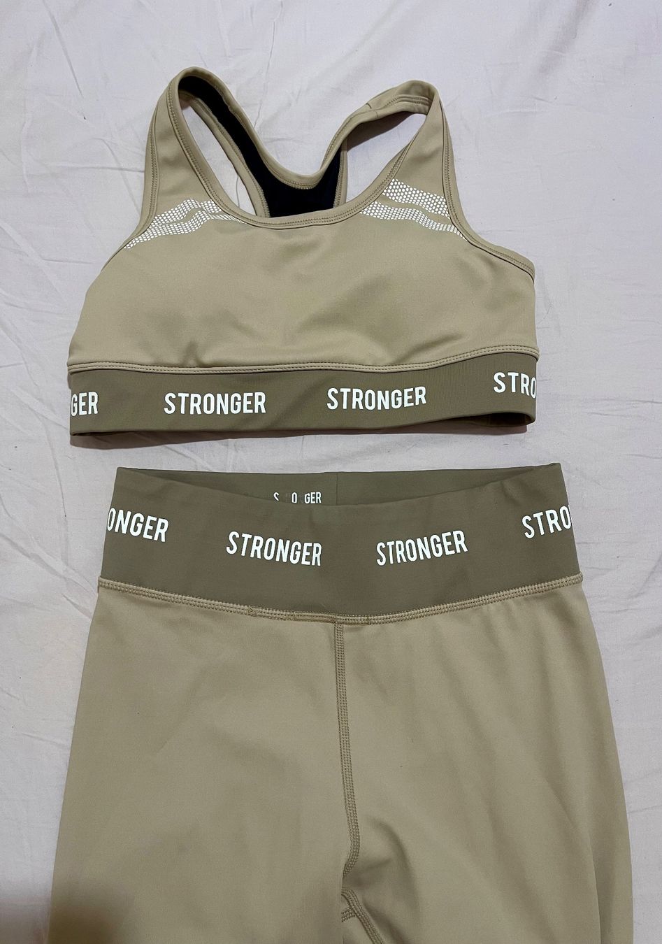 Lots de vêtements: Set de Sport Stronger – D'occasion à Genève par Annilu