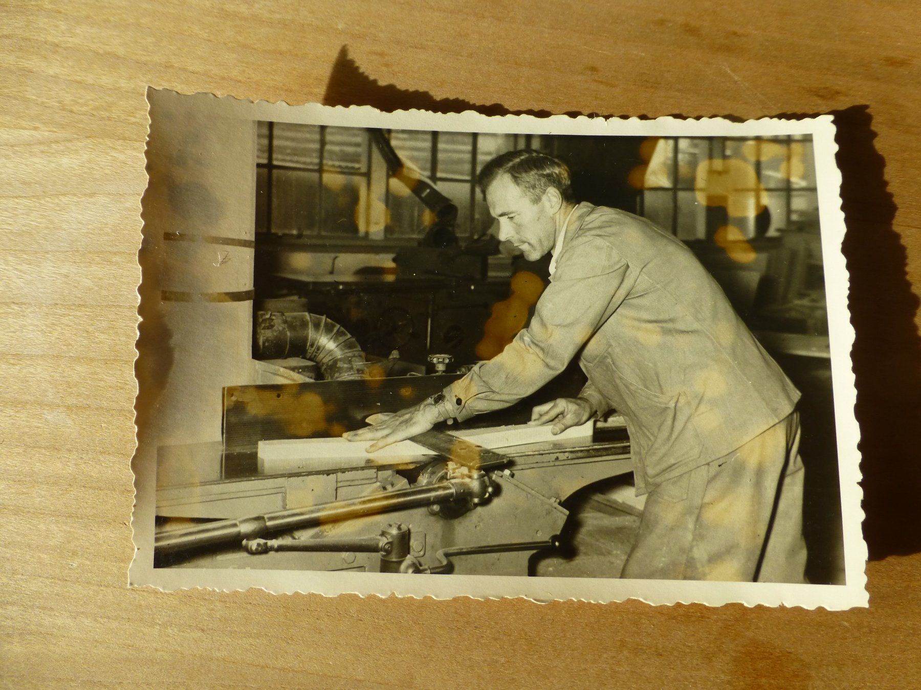 Foto & Immagini: Foto, Mann in der Schreinerei – Usato da Bettlach venduto da 1saurer