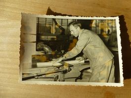 Foto, Mann in der Schreinerei