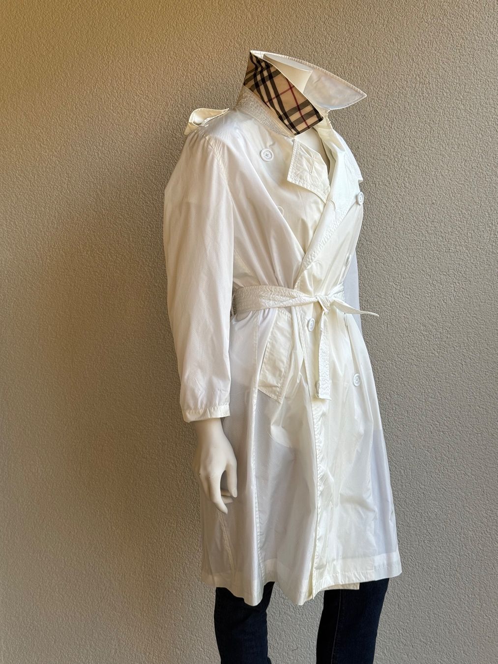 Burberry Cappotti: Weisser Trench Coat von Burberry – Usato da Endingen venduto da lisous.closet 1