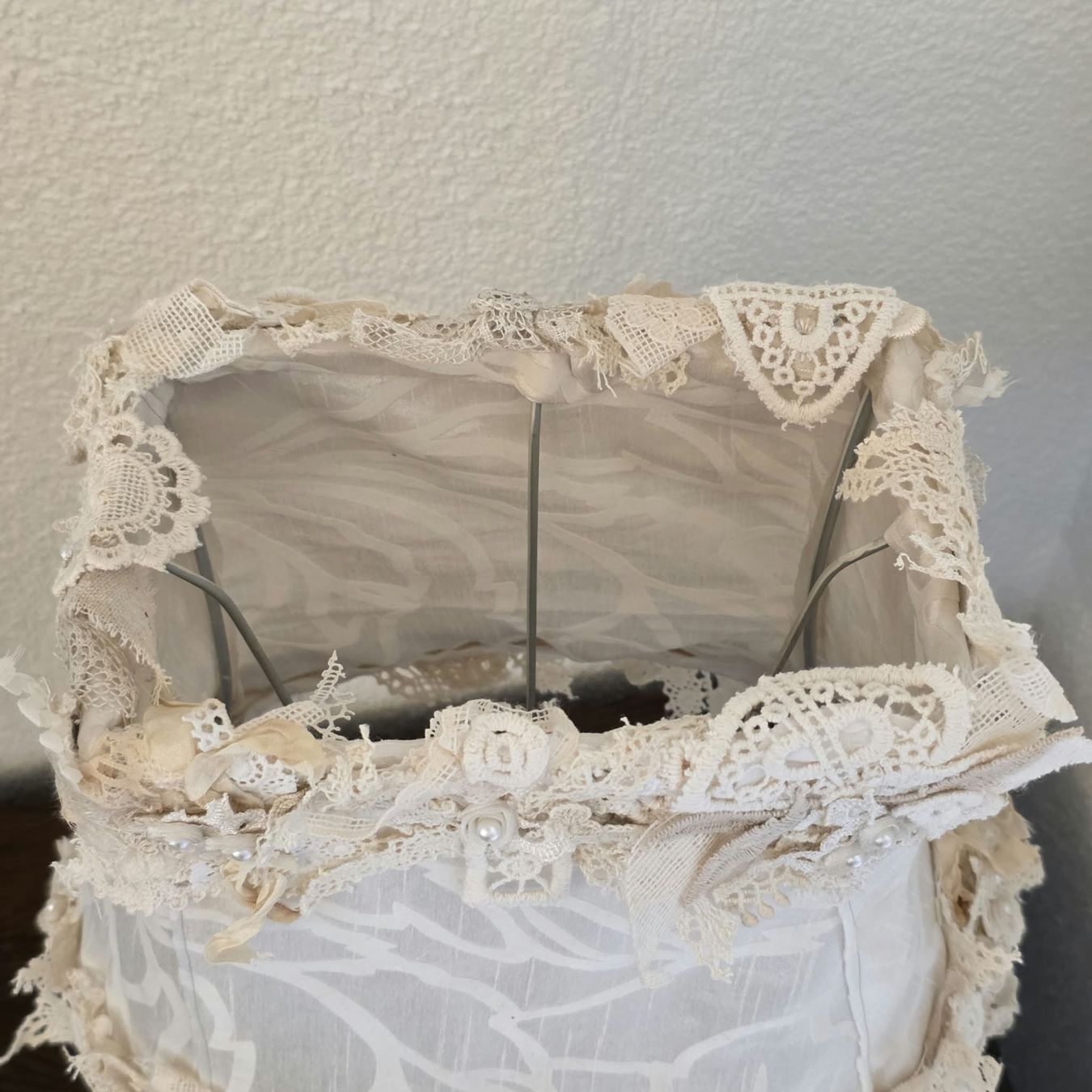 Lampen: Nachttischlampe Shabby Chic Spitzen Stoff – Gebraucht aus Rheinsulz von Dred 6