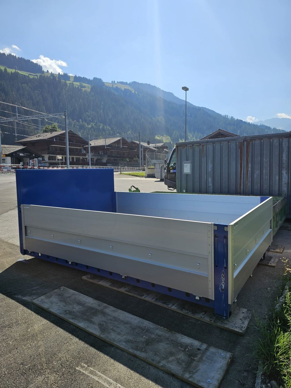 Baucontainer: Abroll-Plattform City mit Aluseitenläden – Gebraucht aus Wallisellen von Recytech 1