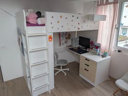Hochbett Smastad IKEA mit Schreibtisch und Schrank