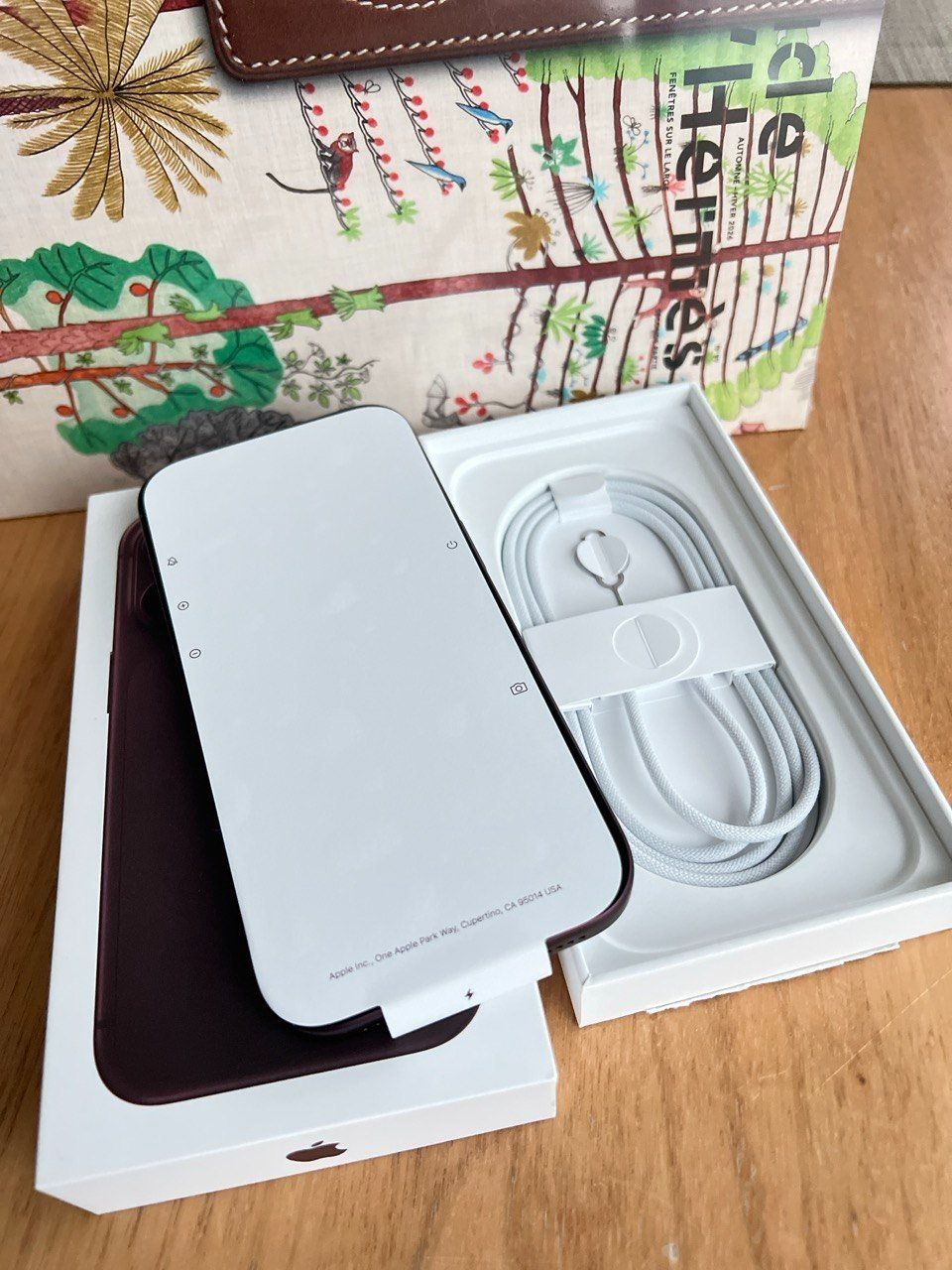 Apple Telefoni cellulari / Smartphones: NEW iPhone 18 Pro 1TB - Burgundy – Nuovo (secondo la descrizione) da Genève venduto da Allforless 2