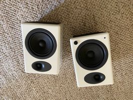 Audioengine 5 Musikboxen für ein Studio