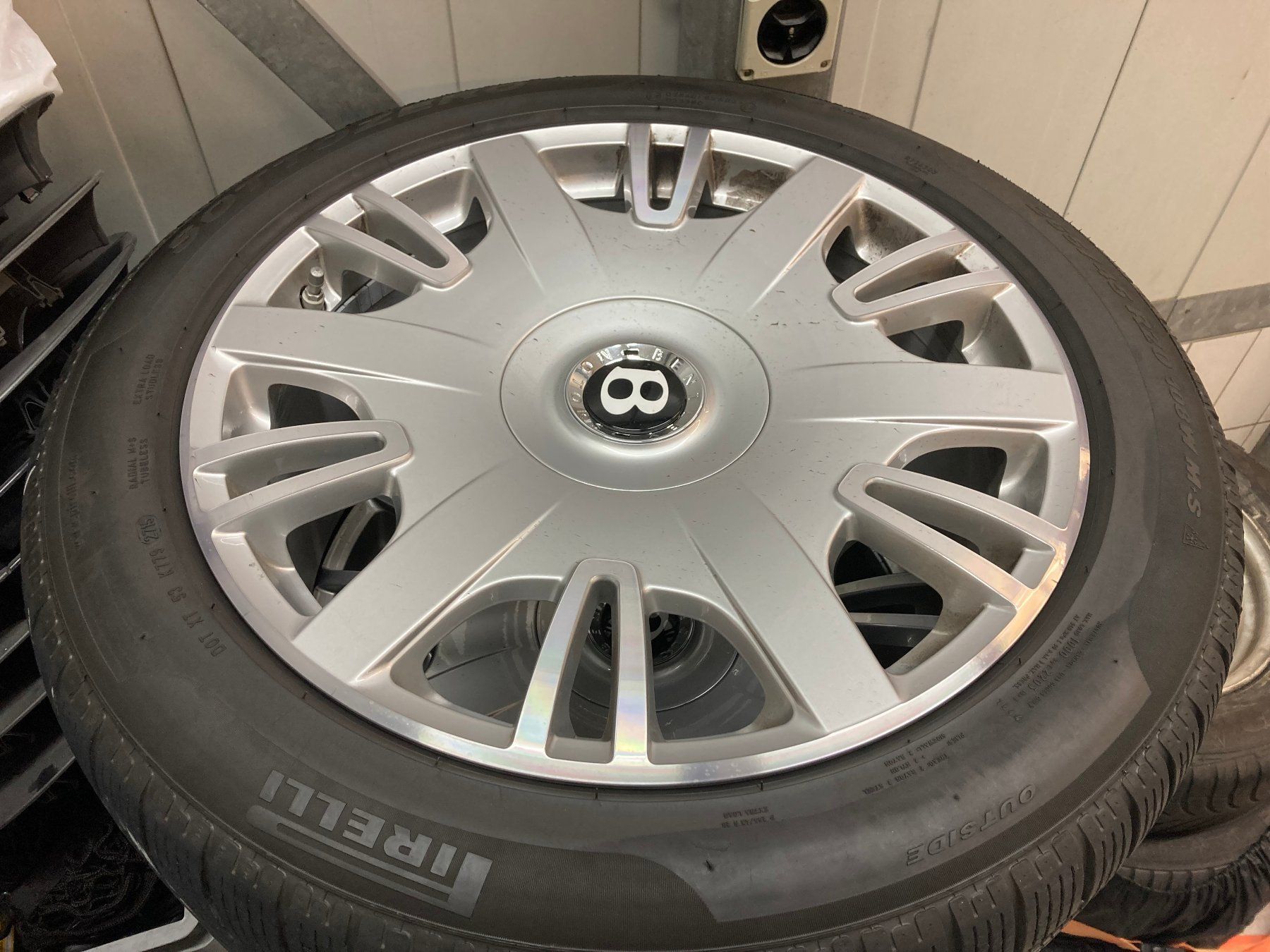 Bentley Pneumatici & Ruote complete: Bentley Continental Winterräder  265/45R20 – Usato da Cham venduto da WB2223 3