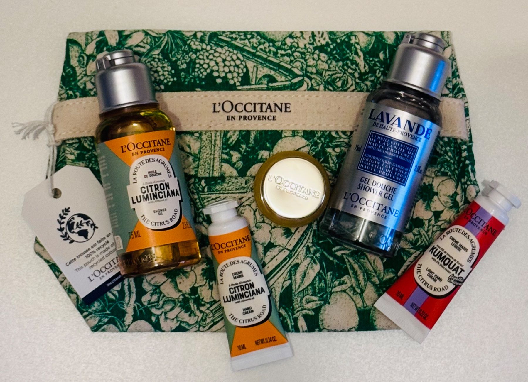 L'Occitane Trousses de maquillage: L’OCCITANE EN PROVENCE Amenity kit – Neuf avec emballage d'origine à Genève par Murmurs