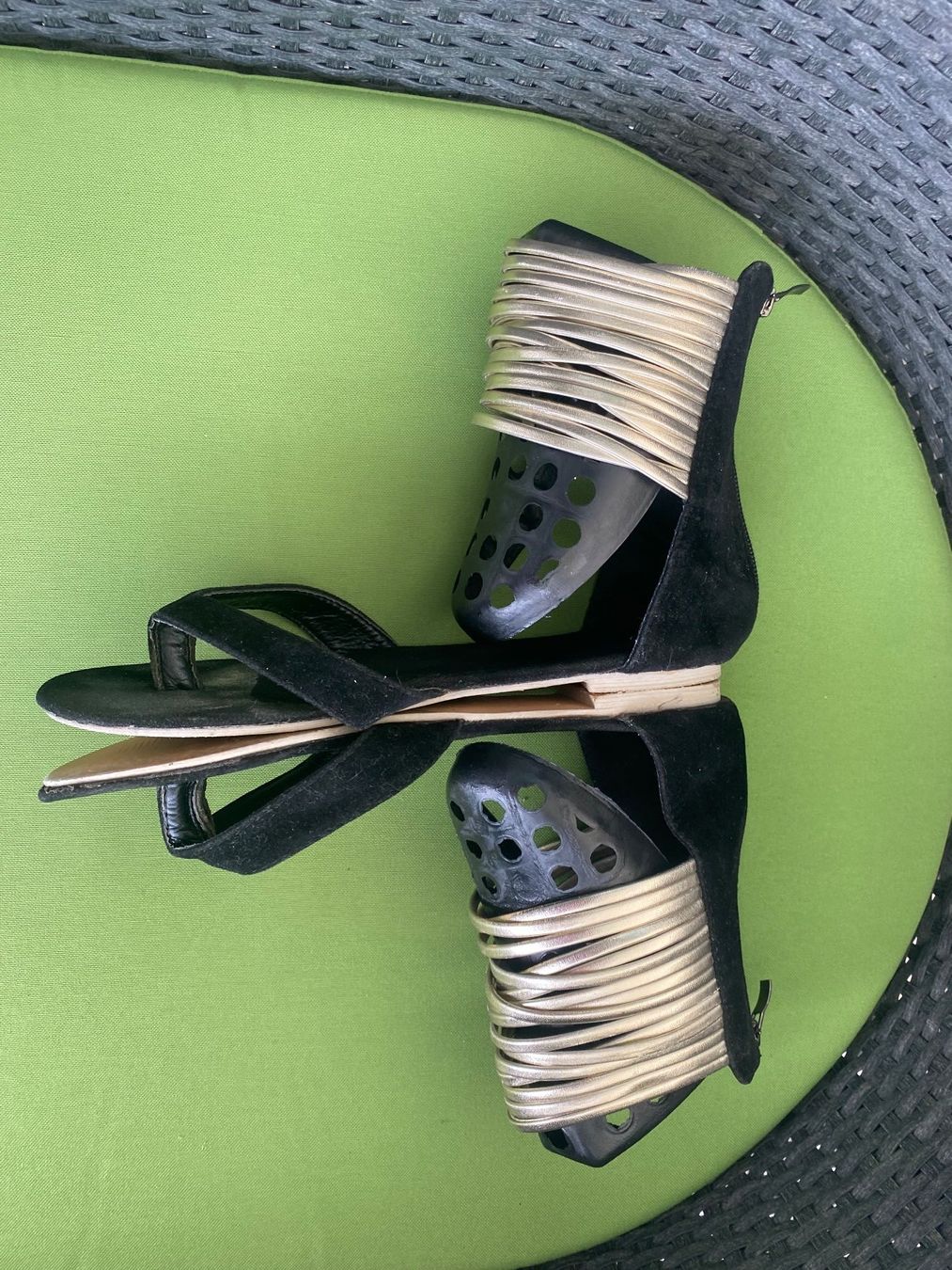 Damenschuhe: SUMMERTIME - stylische Flip-Flops mit Goldbänder, nero, 38 – Gebraucht aus Winkel von ferrari2022 4