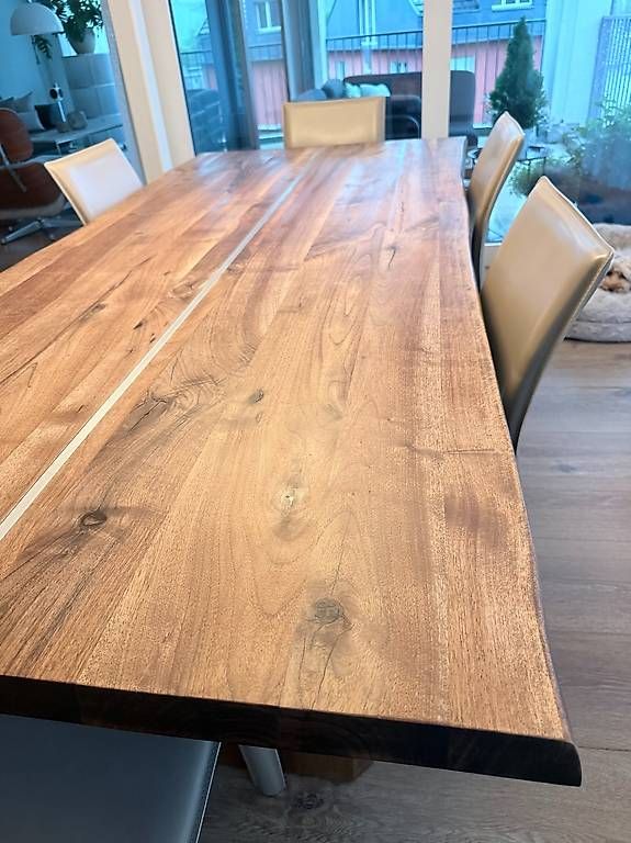 Tische: Nussbaum Massiv-Holztisch mit 6 Lederstühlen – Gebraucht aus St.Gallen von Aurora71 1