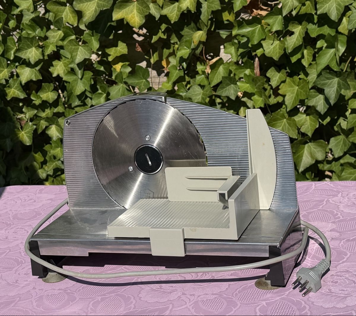 Küchengeräte: Schneidemaschine elektrisch gebraucht – Gebraucht aus Fraubrunnen von Manalikulu