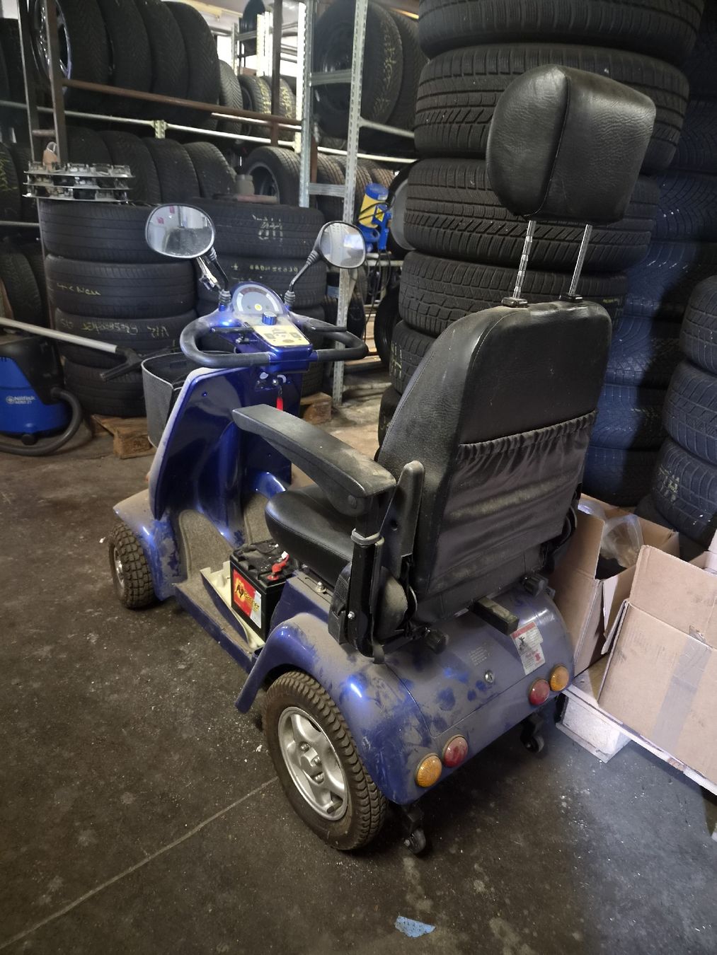Elektromobile: Mobilitätsroller mit Korb, blau, defekt. – Defekt aus Bützberg von PAG-PNEU 1