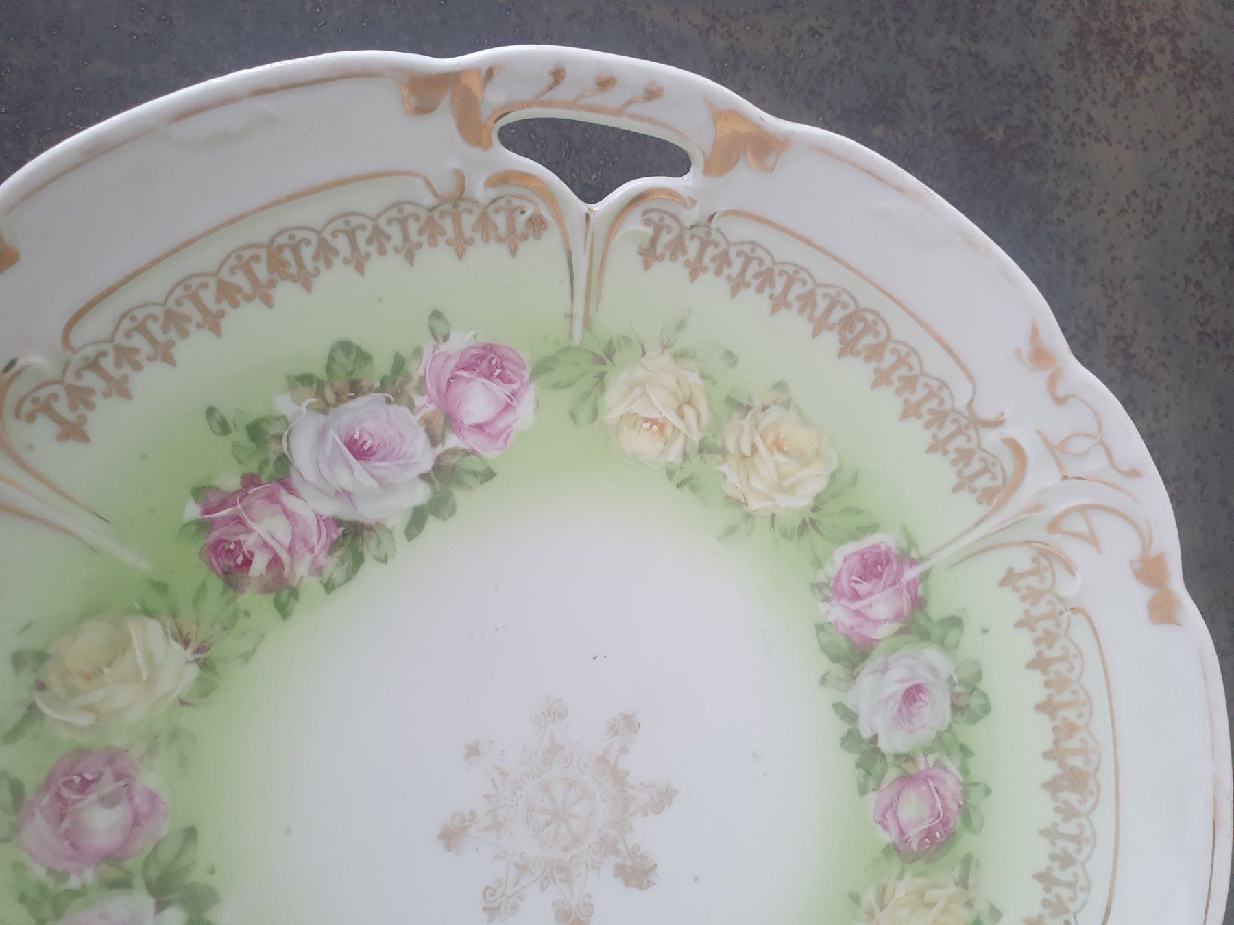 Piatti di portata: Dekorative Schale mit Rosenmuster und Goldrand – Usato da Reinach venduto da 3Guggerli 3