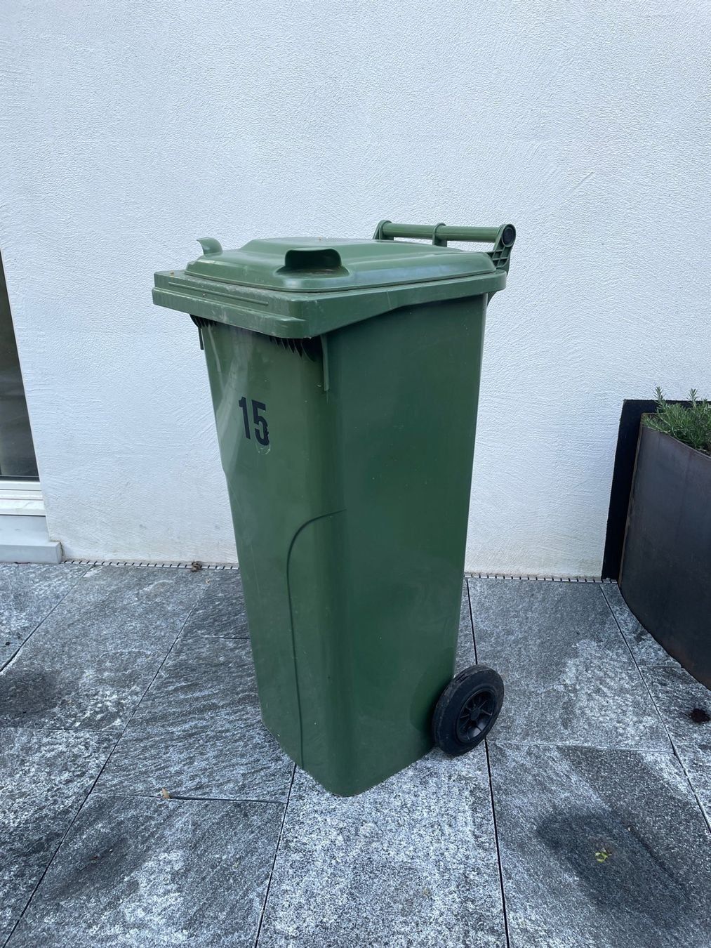 Cestini per rifiuti: Grünabfuhrtonne mit Rollen gebraucht – Usato da Zürich venduto da atelierMfelix