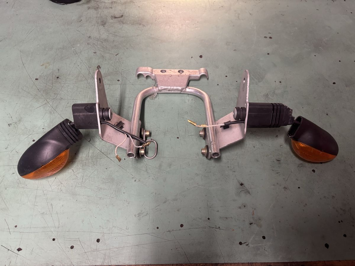 Ducati Tutti i ricambio per moto: Ducati monster support de clignotant – Usato da Mézières VD venduto da P-M-C