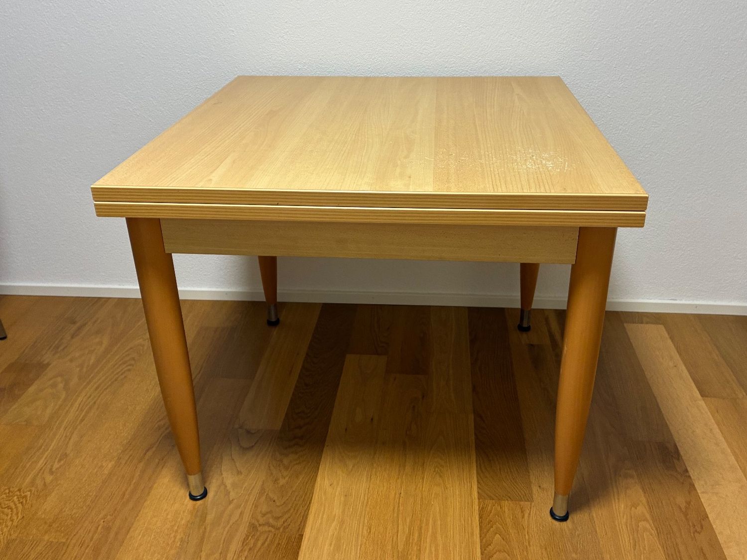 Set de table et chaises: Aufklappbarer Esstisch mit vier Stühlen – D'occasion à Stallikon par Acer6 3