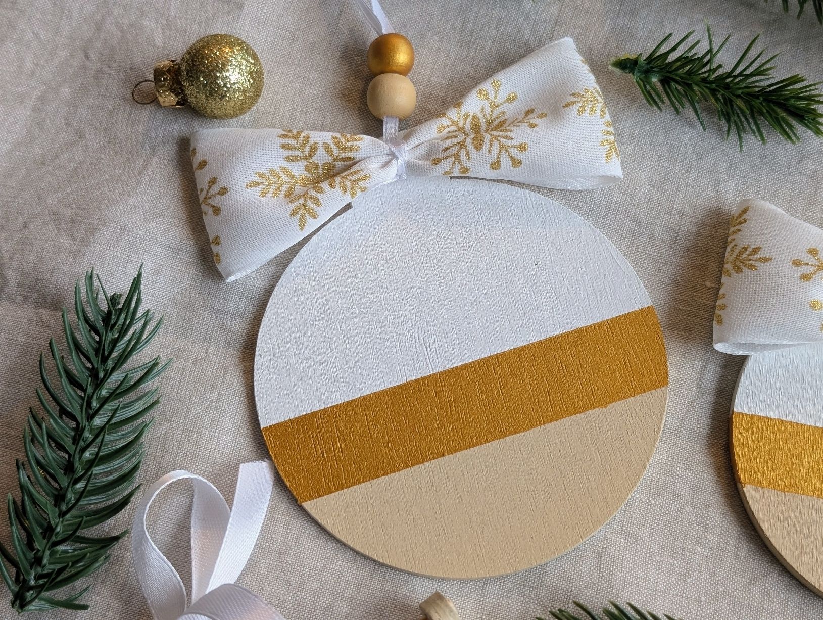 Tutte le decorazioni: Hand Painted Christmas Ornaments Set, White Gold Tree Decor – Nuovo e nell'imballaggio originale da Winterthur venduto da LaVieColor 2