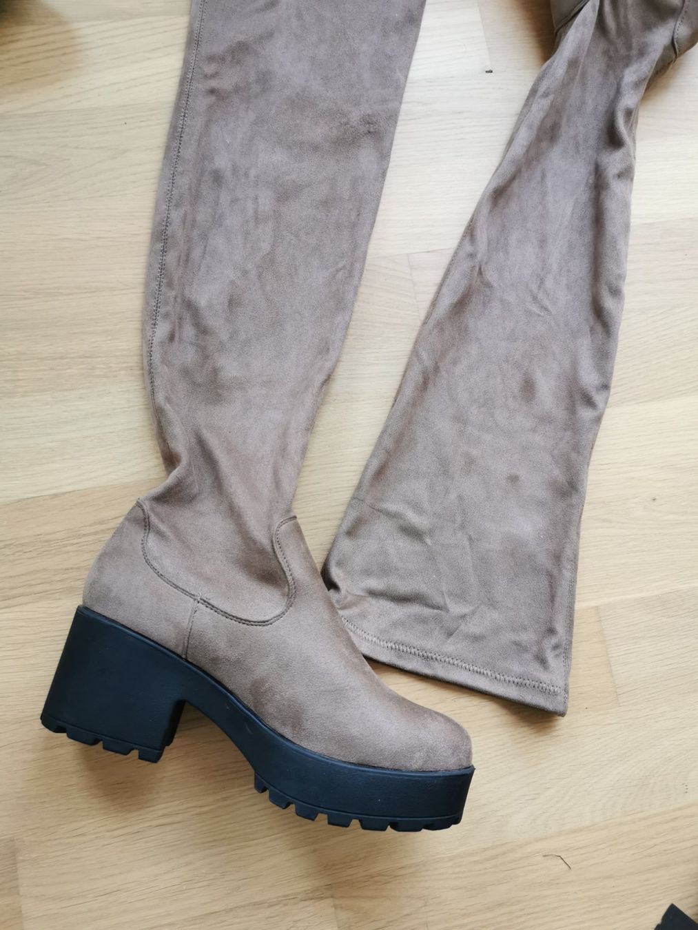 Scarpe da donna: Overknees Wildleder Optik – Usato da Luzern venduto da larissa_n 5
