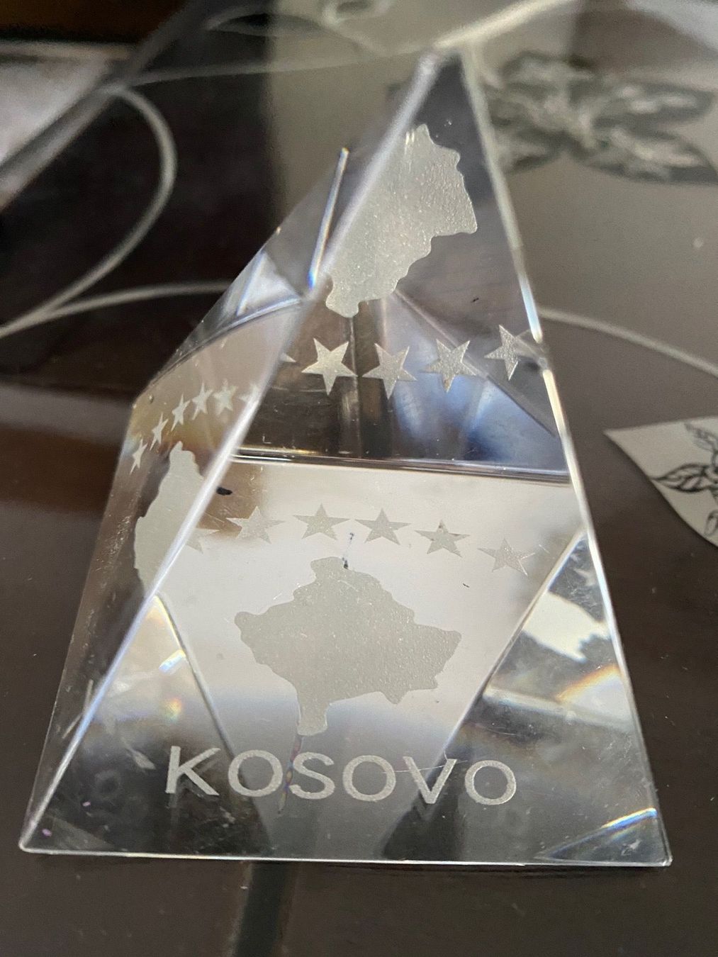 Verres: Glaspyramide Kosova – D'occasion à Emmen par Aribini
