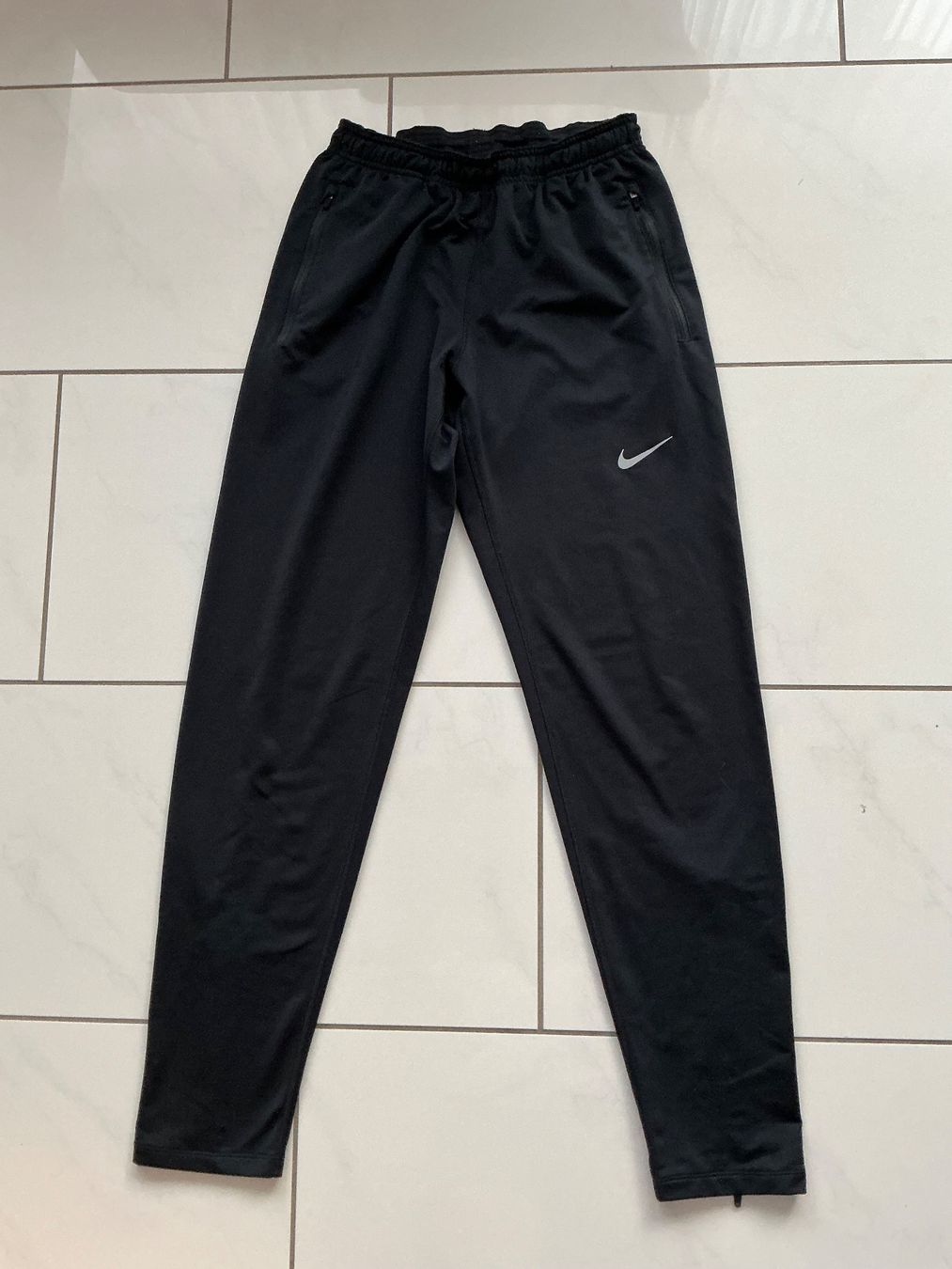 Nike Pantaloni: Nike Trainerhose Gr.S – Usato da Biel-Benken BL venduto da Sahra1
