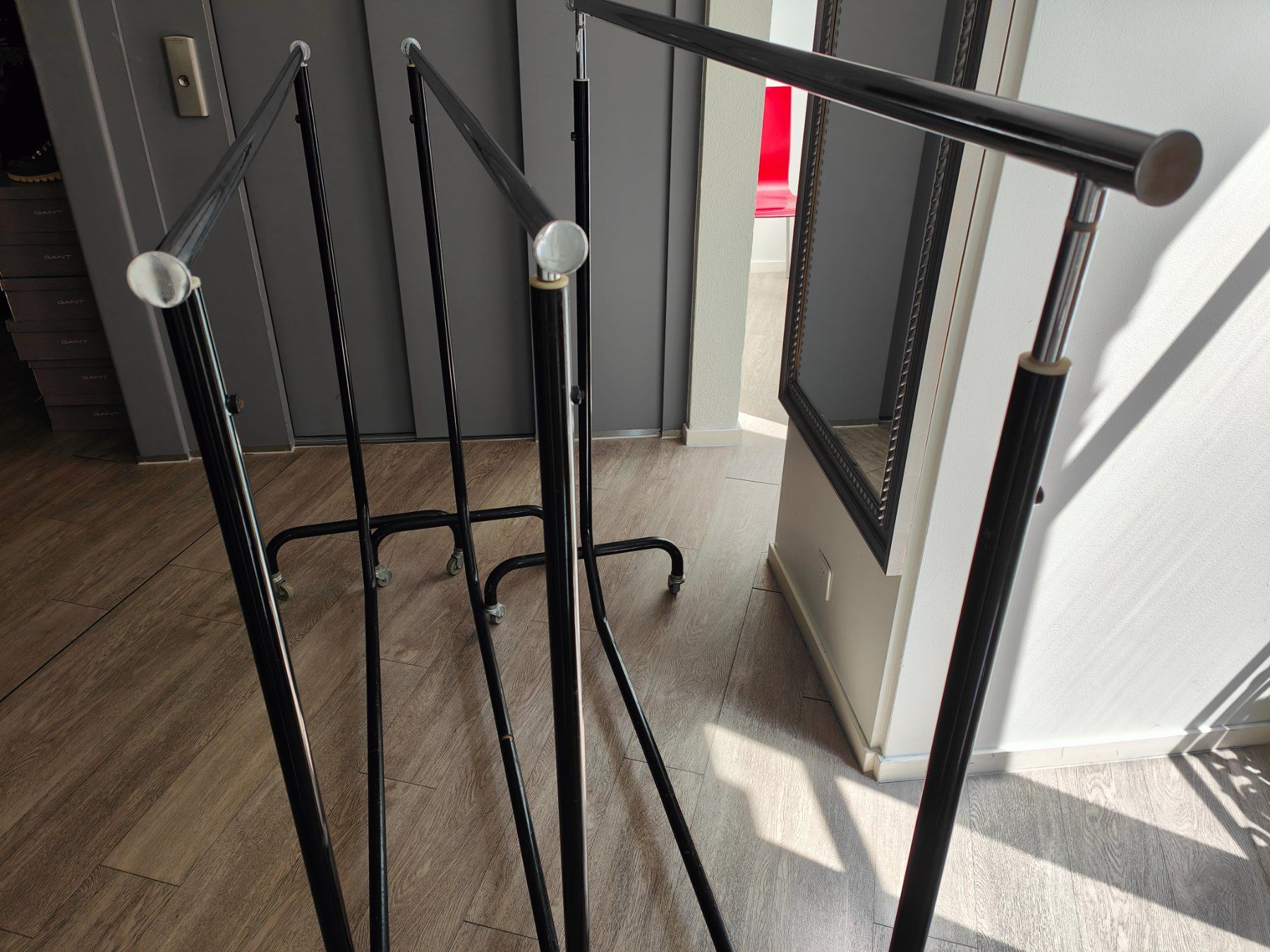Garderobe: PORTE-VÊTEMENTS A ROULETTE PROFESSIONNEL – Gebraucht aus lausanne von winwin03 1