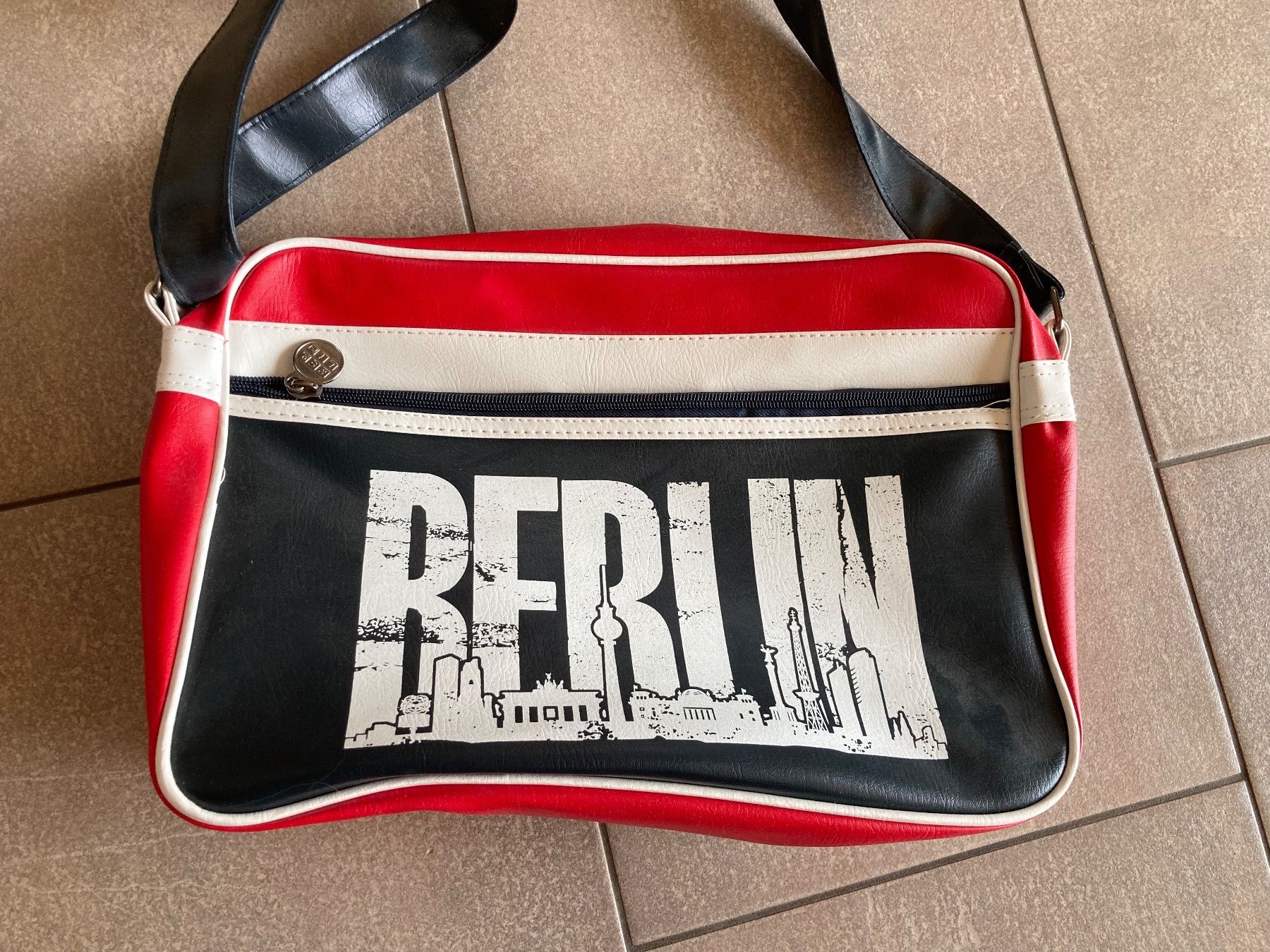 Taschen: Umhängetasche Retro Berlin; NEU! – Neu (gemäss Beschreibung) aus Mosnang von Kusli09 1