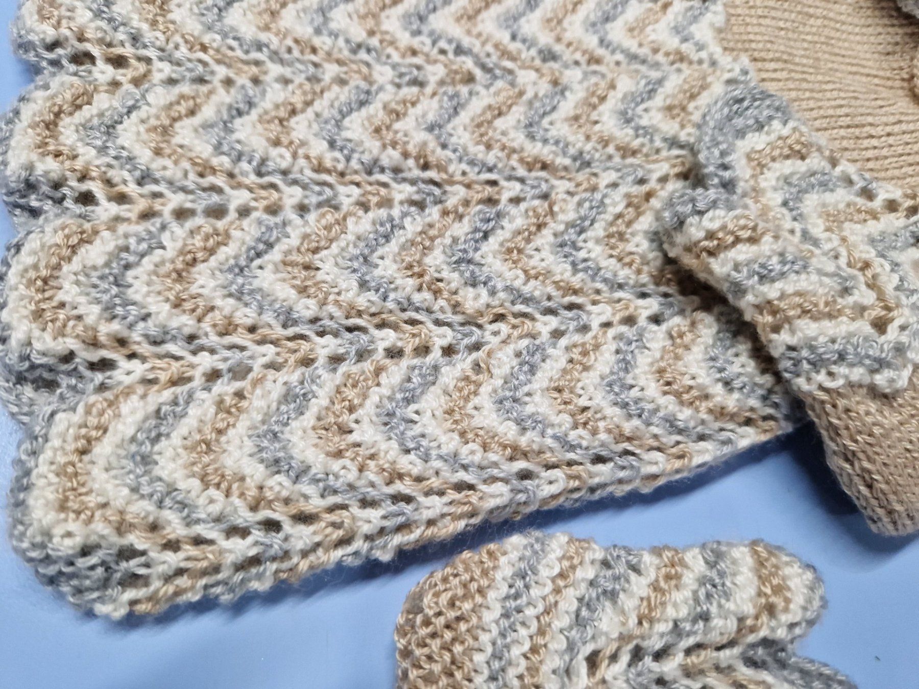 Lotti & Set di vestiti: Ensemble robe tricoté main 3-6 mois UNIQUE – Nuovo e nell'imballaggio originale da St-Imier venduto da goodber 7