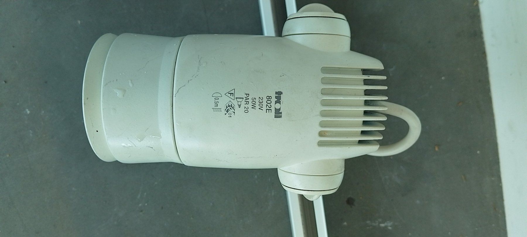 Lampade: Spotlampen an Trägerschiene – Usato da Oberbüren venduto da Polymetrix 1