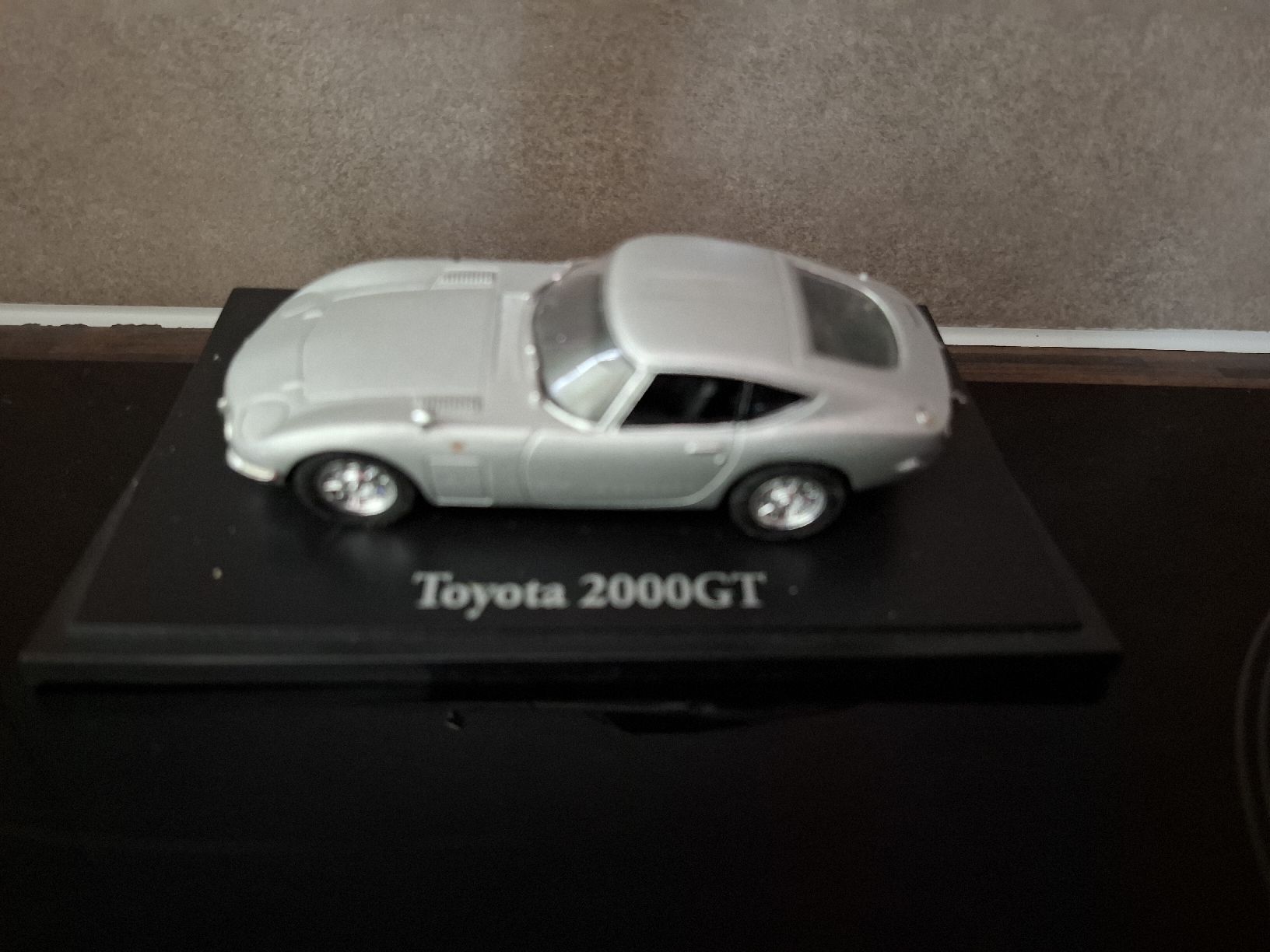 Toyota Modellini d'auto: Modèle réduit Miniature Toyota 2000 GT argentée – Nuovo e nell'imballaggio originale da Yverdon-les-Bains venduto da Layla5919 1