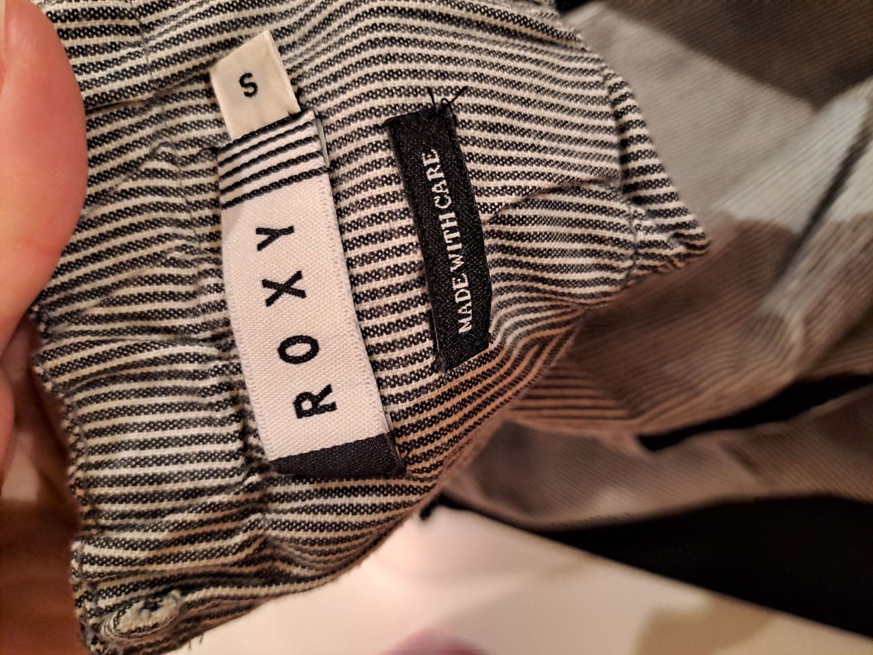 Roxy Vestiti: Robe Roxy rayé, taille S – Usato da Valeyres-sous-Montagny venduto da Romy. 1
