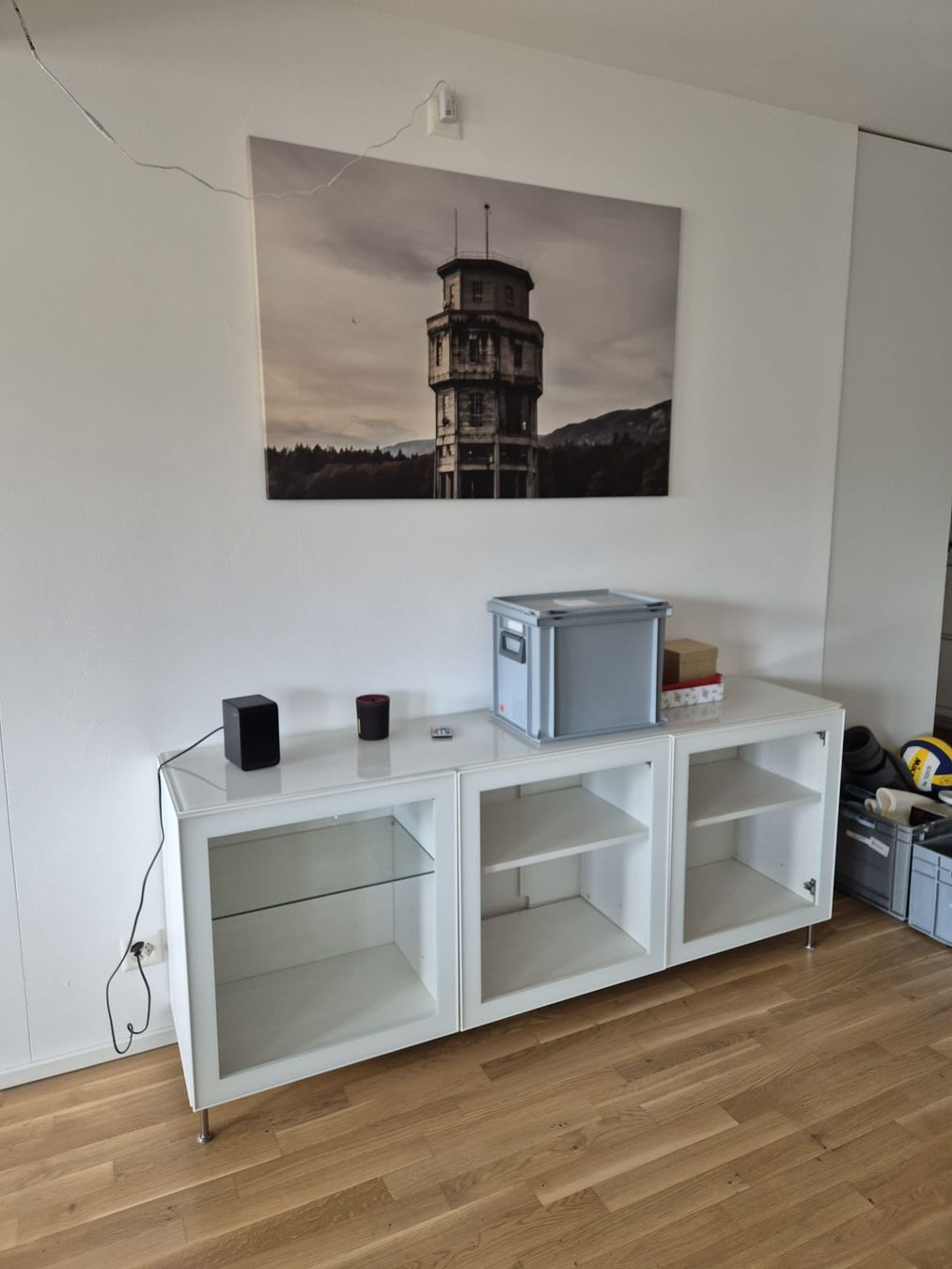 Cassettiere: Sideboard, weiss mit Glastüren und Licht – Nuovo (secondo la descrizione) da Solothurn venduto da Shanty.20 1