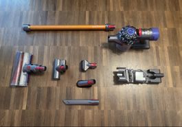 Dyson V8 Absolute mit Zubehör-Akku u Filtern neuwertig!!