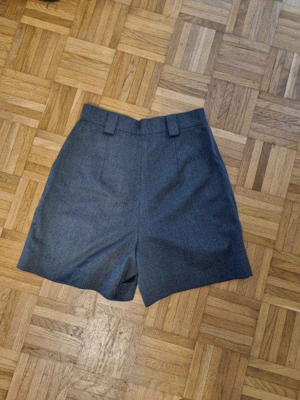 Pantaloni: Damen Shorts grau – Usato da Kaiseraugst venduto da archstud 1