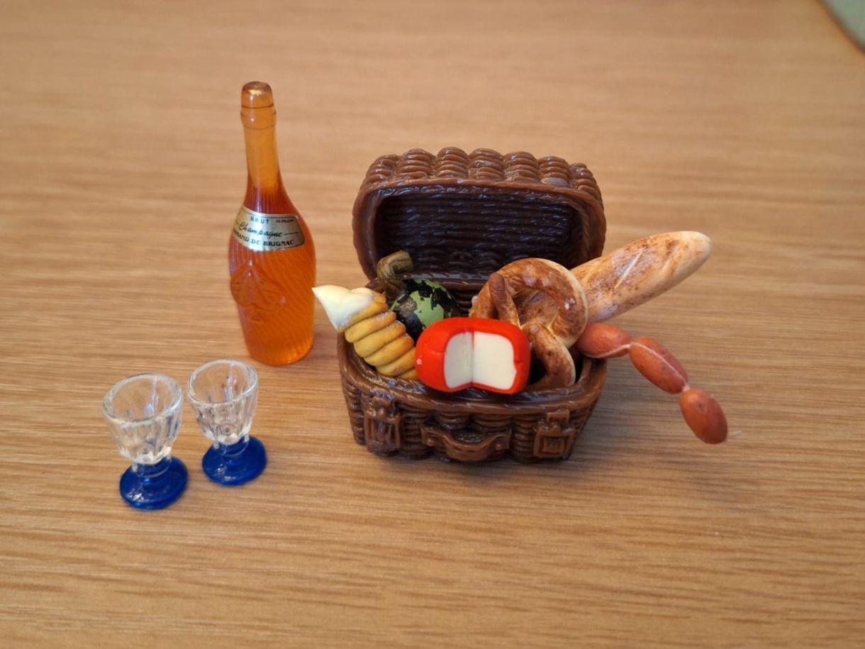 Case e mobili per bambole: Picknickkorb  mit Handmade Essen befüllt – Nuovo (secondo la descrizione) da Zürich venduto da HandmadeTinyFood 3