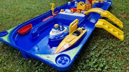 Wasserbahn mit Booten und Fahrzeugen guter Zustand