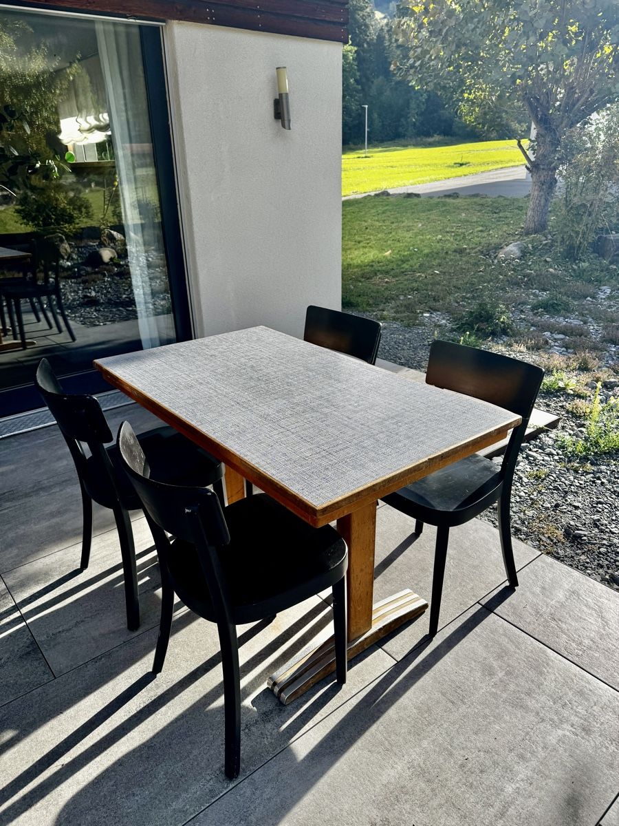 Horgen Glarus Tischset: Horgen Glarus Tisch u 4 Stühle  – Gebraucht aus Kandersteg von Hakose 4