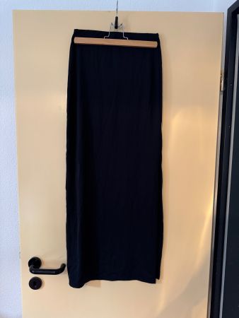 black skirt bershka S
