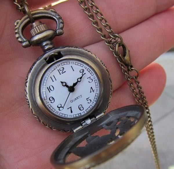 Orologi: NEUE Umhängeuhr Bronze mit Deckel+Kette – Nuovo e nell'imballaggio originale da St. Margarethen TG venduto da ursk10 1