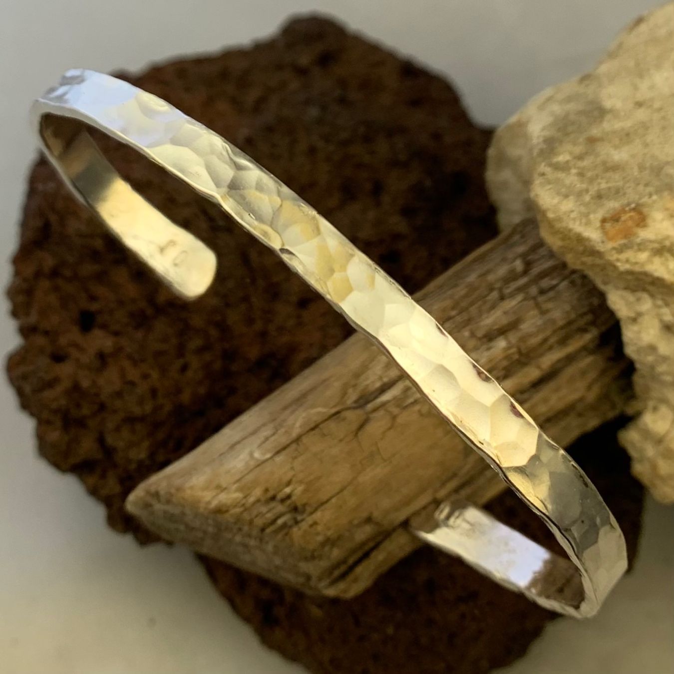 Bracciali & Braccialetti: Silber Armreif Gehämmert – Nuovo (secondo la descrizione) da Thun venduto da Svonskj