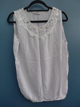 Süsses weisses Sommer Top mit Häkelkragen Grösse M