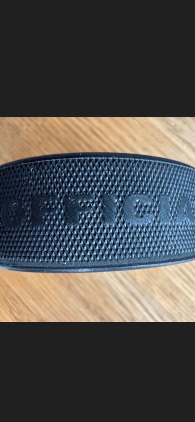 Palloni: 2026 IIHF WM  Puck Logo with Display – Nuovo (secondo la descrizione) da GIFFERS venduto da Calo4 5