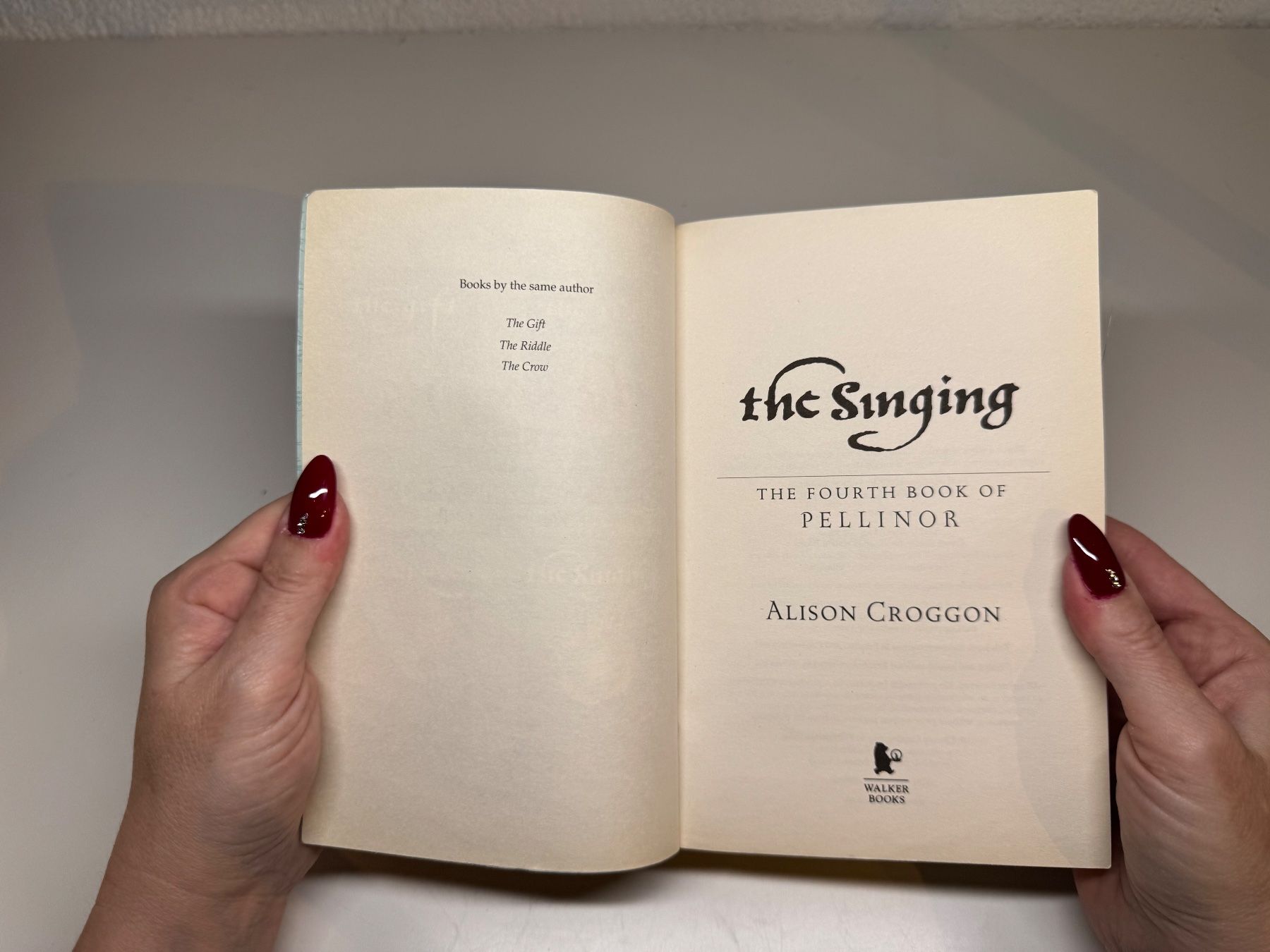 Libri: NOVEL: Alison Groggon, The Singing – Usato da Grosswangen venduto da English_books 2