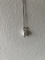 Kette mit Perlenanhänger Silberfarben