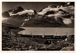 Aussichtswagen der Bernina-Bahn am Lago Bianco