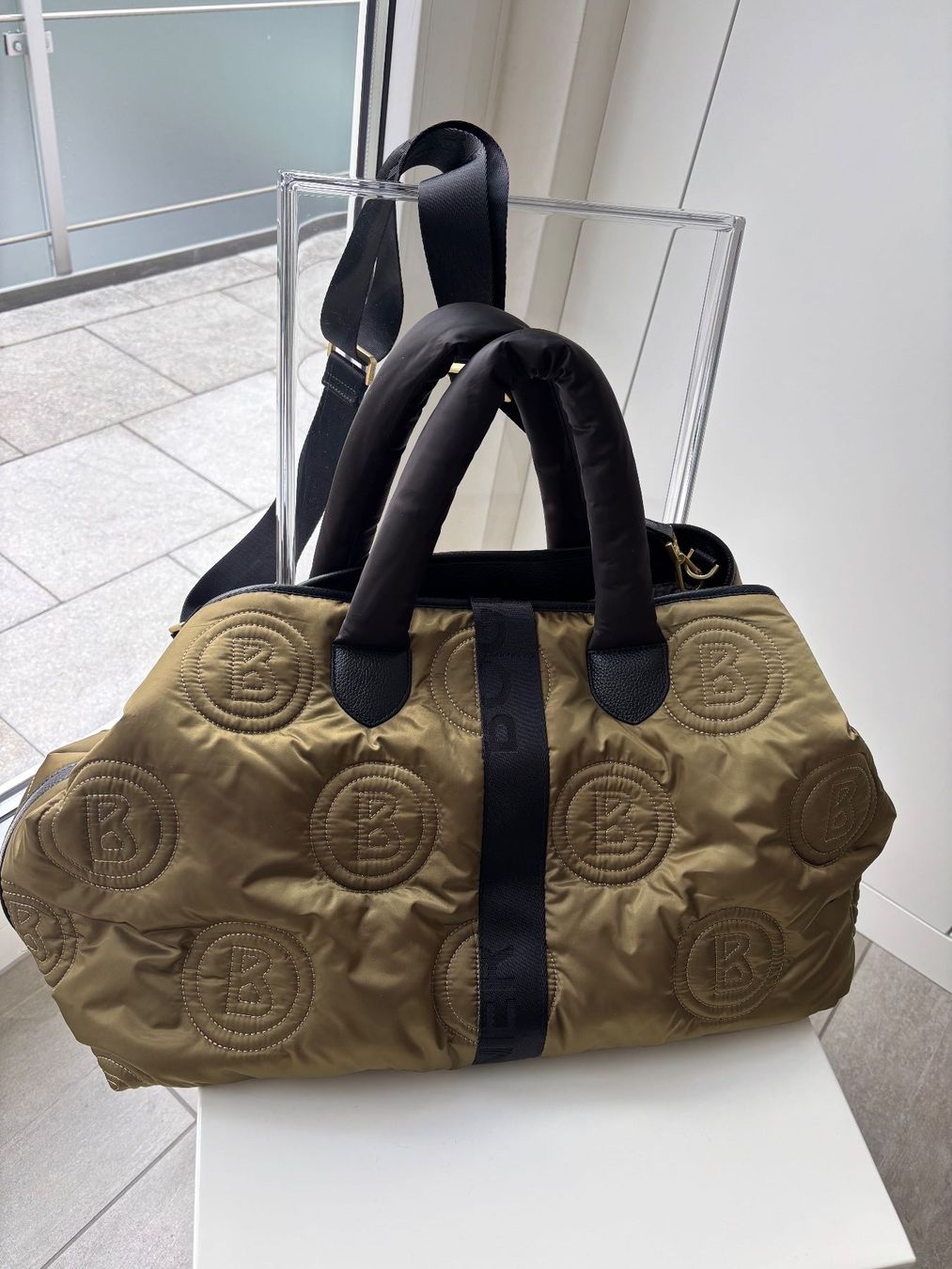 Bogner Borse da donna: Bogner Tasche olivgrün gesteppt – Usato da Chur venduto da Monika100 1