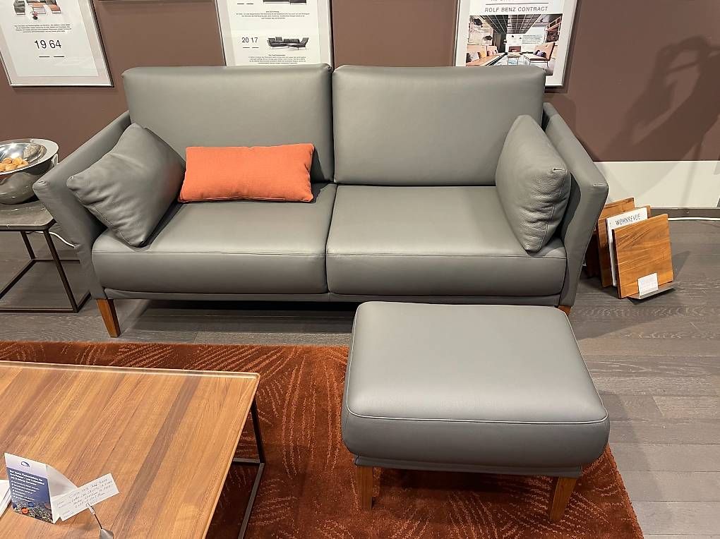Divani: ROLF BENZ Cara Sofa mit Hocker – Usato da Volketswil venduto da wirzwohnen