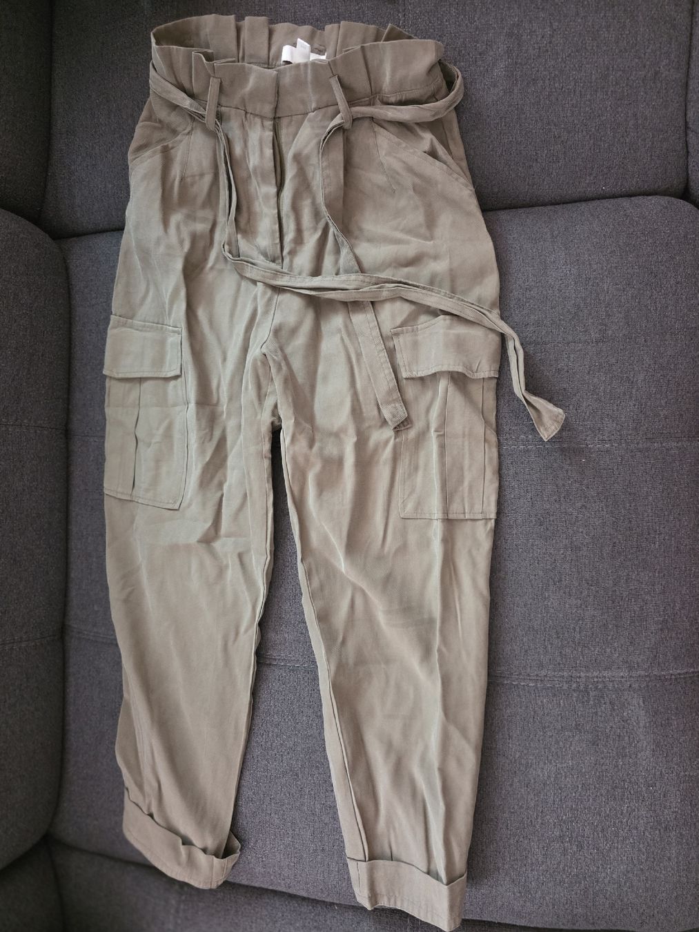 Hosen: Grüne Sommerhose mit Bindegürtel, Grösse 38 – Gebraucht aus Winterthur von SophiemachtPlatz