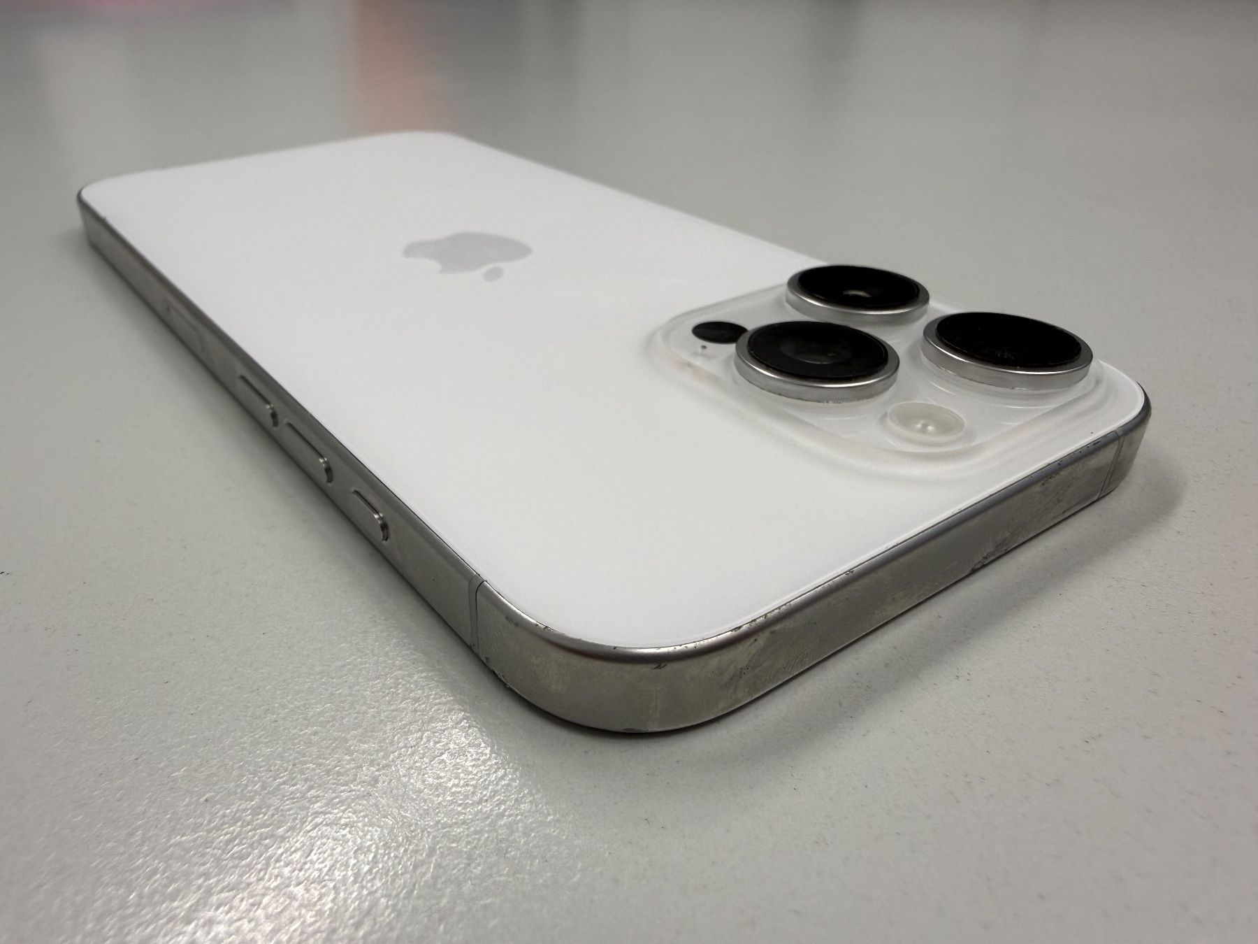 Apple Telefoni cellulari / Smartphones: iPhone 16 Pro Max 256GB – Difettoso da Zug venduto da ElPhone 3