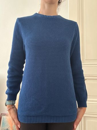 Pull en maille bleu marine, parfait pour l'automne!